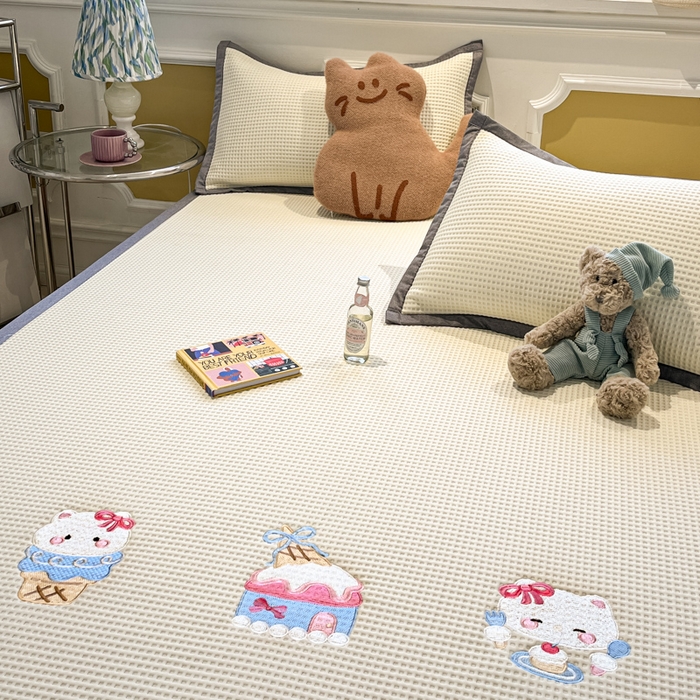 91家纺网 家纺一手货源 找家纺 沐慕 2025新款绣花PE凉感豆豆凉席席子 冰激凌猫-米