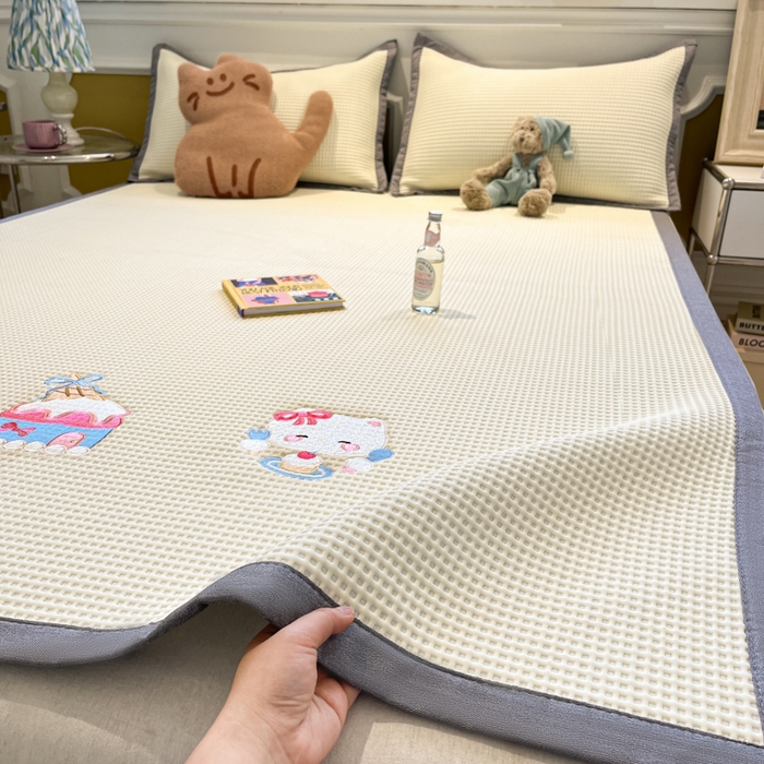 91家纺网 家纺一手货源 找家纺 沐慕 2025新款绣花PE凉感豆豆凉席席子 冰激凌猫-米