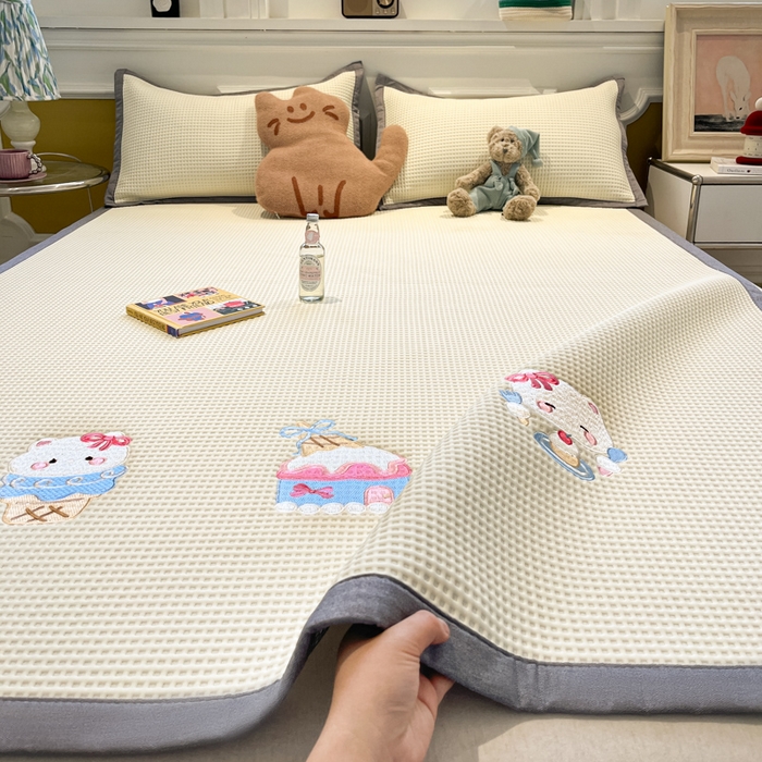 91家纺网 家纺一手货源 找家纺 沐慕 2025新款绣花PE凉感豆豆凉席席子 冰激凌猫-米