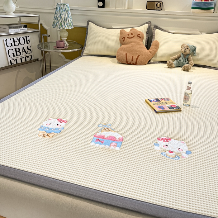 91家纺网 家纺一手货源 找家纺 沐慕 2025新款绣花PE凉感豆豆凉席席子 冰激凌猫-米