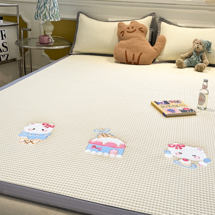 91家纺网 家纺一手货源 找家纺 沐慕 2025新款绣花PE凉感豆豆凉席席子 冰激凌猫-米