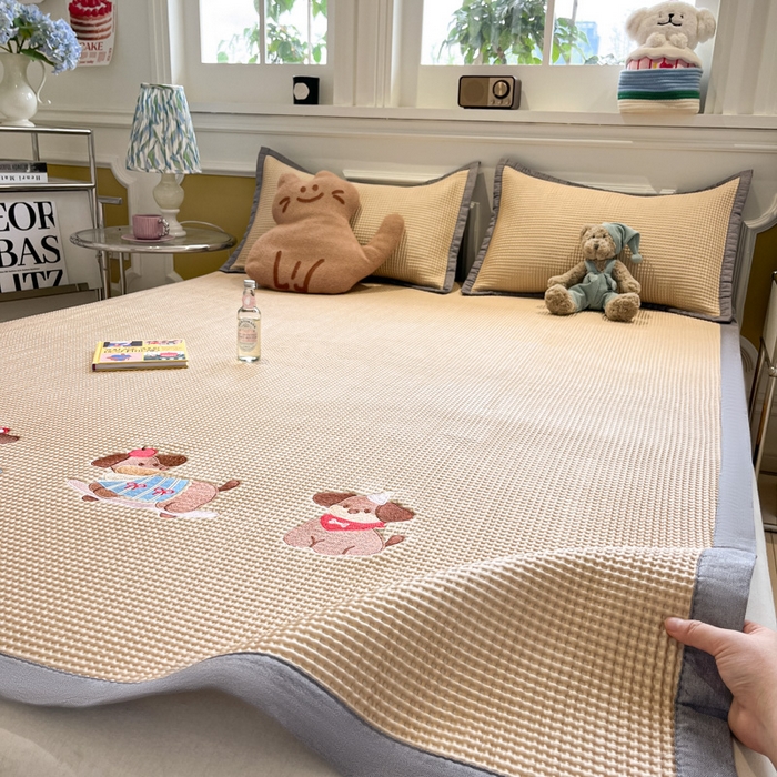 91家纺网 家纺一手货源 找家纺 沐慕 2025新款绣花PE凉感豆豆凉席席子 三只腊肠狗-咖