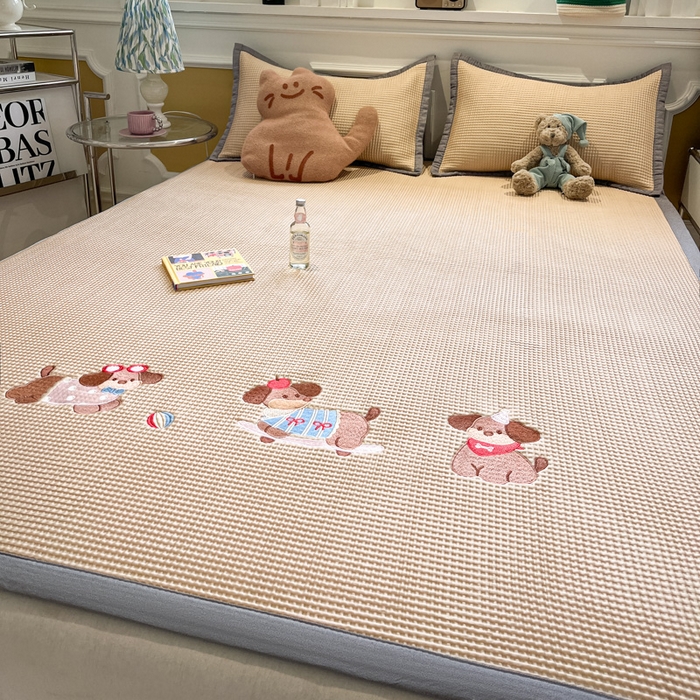 91家纺网 家纺一手货源 找家纺 沐慕 2025新款绣花PE凉感豆豆凉席席子 三只腊肠狗-咖