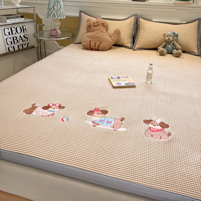 91家纺网 家纺一手货源 找家纺 沐慕 2025新款绣花PE凉感豆豆凉席席子 三只腊肠狗-咖