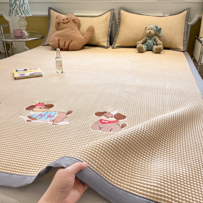 91家纺网 家纺一手货源 找家纺 沐慕 2025新款绣花PE凉感豆豆凉席席子 三只腊肠狗-咖