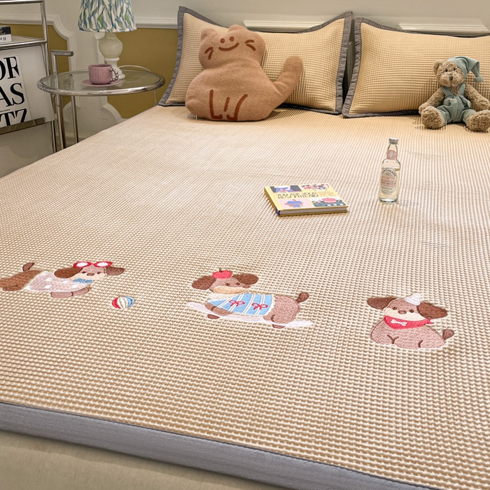 91家纺网 家纺一手货源 找家纺 沐慕 2025新款绣花PE凉感豆豆凉席席子 三只腊肠狗-咖