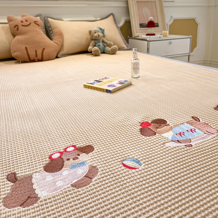 91家纺网 家纺一手货源 找家纺 沐慕 2025新款绣花PE凉感豆豆凉席席子 三只腊肠狗-咖