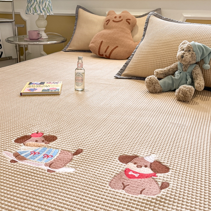 91家纺网 家纺一手货源 找家纺 沐慕 2025新款绣花PE凉感豆豆凉席席子 三只腊肠狗-咖