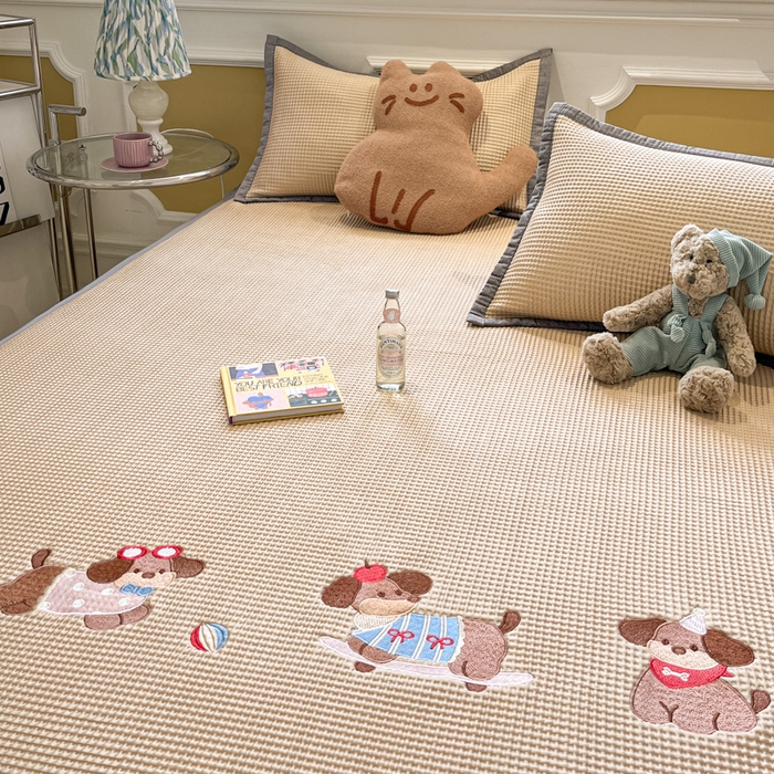 91家纺网 家纺一手货源 找家纺 沐慕 2025新款绣花PE凉感豆豆凉席席子 三只腊肠狗-咖