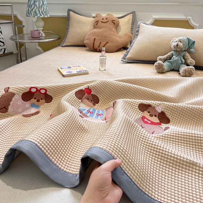 91家纺网 家纺一手货源 找家纺 沐慕 2025新款绣花PE凉感豆豆凉席席子 三只腊肠狗-咖