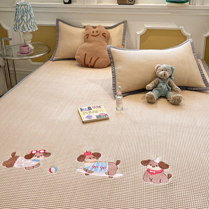 91家纺网 家纺一手货源 找家纺 沐慕 2025新款绣花PE凉感豆豆凉席席子 三只腊肠狗-咖