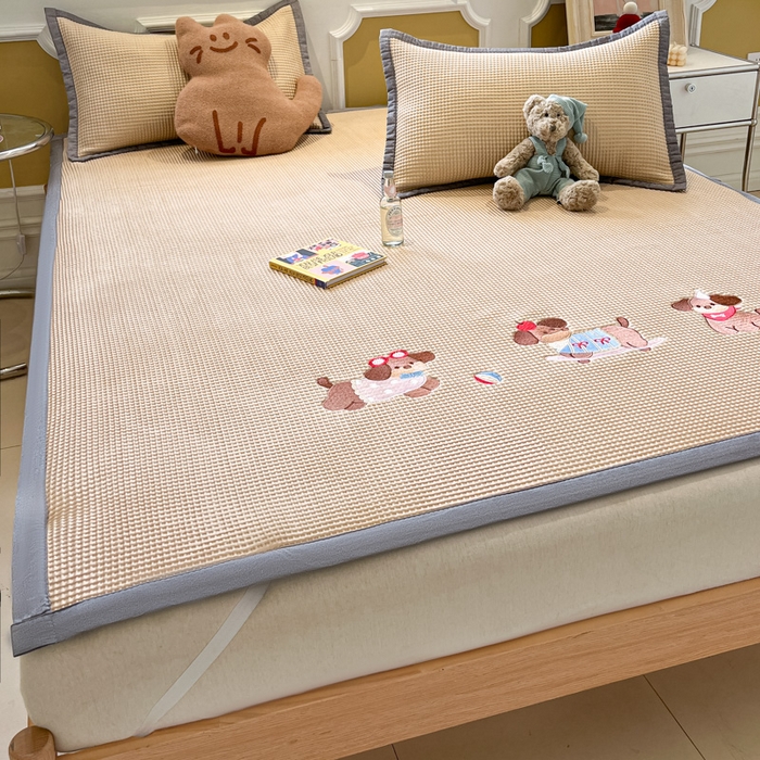 91家纺网 家纺一手货源 找家纺 沐慕 2025新款绣花PE凉感豆豆凉席席子 三只腊肠狗-咖