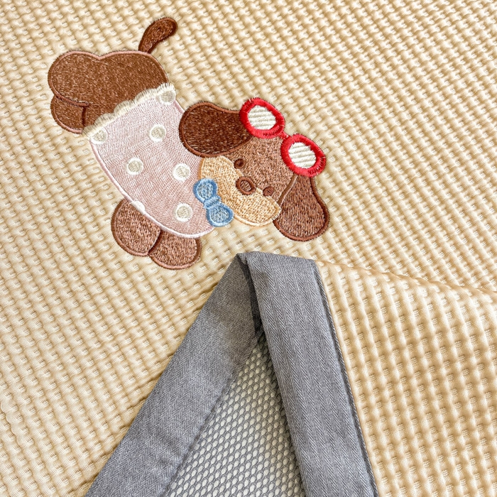 91家纺网 家纺一手货源 找家纺 沐慕 2025新款绣花PE凉感豆豆凉席席子 三只腊肠狗-咖