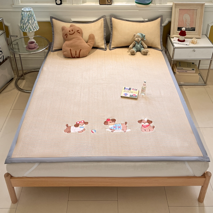 91家纺网 家纺一手货源 找家纺 沐慕 2025新款绣花PE凉感豆豆凉席席子 三只腊肠狗-咖