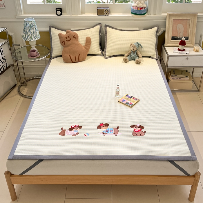 91家纺网 家纺一手货源 找家纺 沐慕 2025新款绣花PE凉感豆豆凉席席子 三只腊肠狗-米