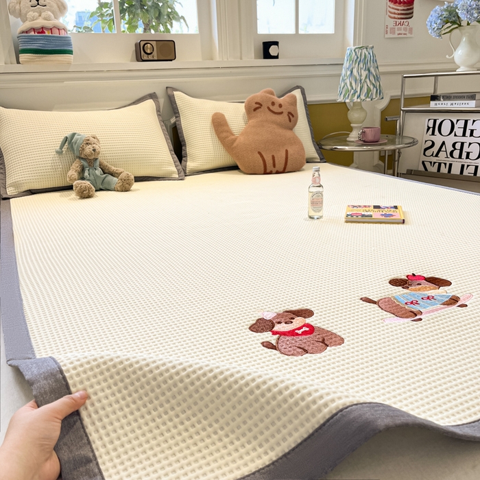 91家纺网 家纺一手货源 找家纺 沐慕 2025新款绣花PE凉感豆豆凉席席子 三只腊肠狗-米