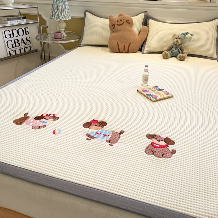 91家纺网 家纺一手货源 找家纺 沐慕 2025新款绣花PE凉感豆豆凉席席子 三只腊肠狗-米