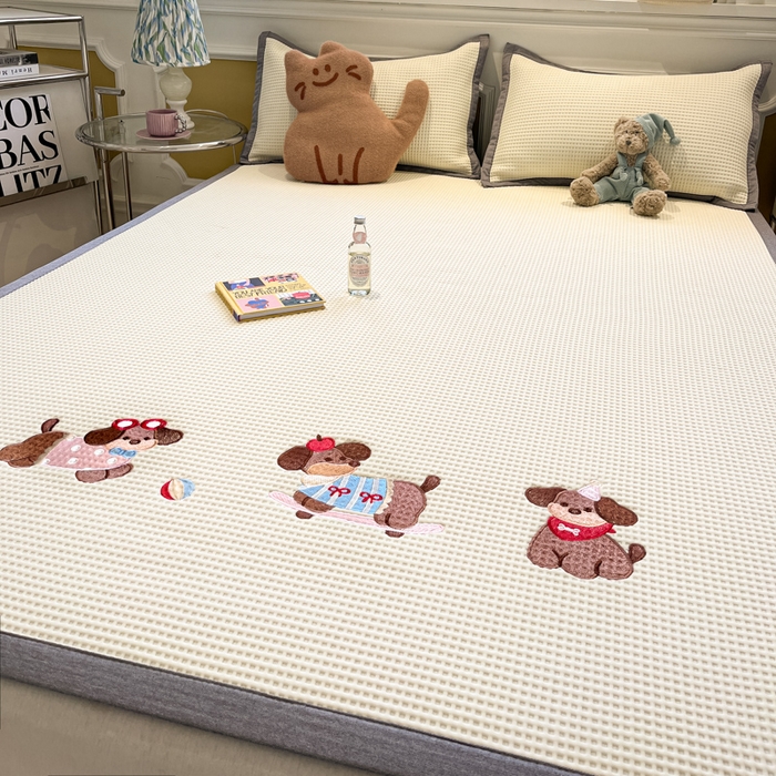 91家纺网 家纺一手货源 找家纺 沐慕 2025新款绣花PE凉感豆豆凉席席子 三只腊肠狗-米