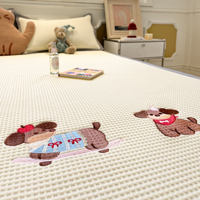 91家纺网 家纺一手货源 找家纺 沐慕 2025新款绣花PE凉感豆豆凉席席子 三只腊肠狗-米