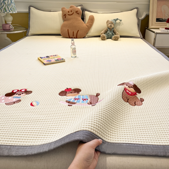 91家纺网 家纺一手货源 找家纺 沐慕 2025新款绣花PE凉感豆豆凉席席子 三只腊肠狗-米