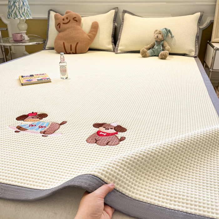 91家纺网 家纺一手货源 找家纺 沐慕 2025新款绣花PE凉感豆豆凉席席子 三只腊肠狗-米