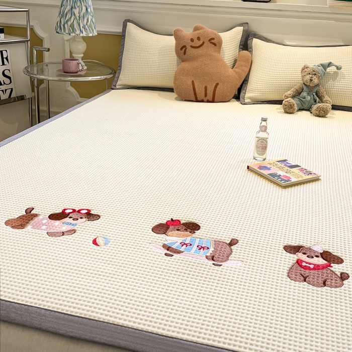 91家纺网 家纺一手货源 找家纺 沐慕 2025新款绣花PE凉感豆豆凉席席子 三只腊肠狗-米