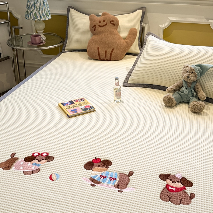 91家纺网 家纺一手货源 找家纺 沐慕 2025新款绣花PE凉感豆豆凉席席子 三只腊肠狗-米