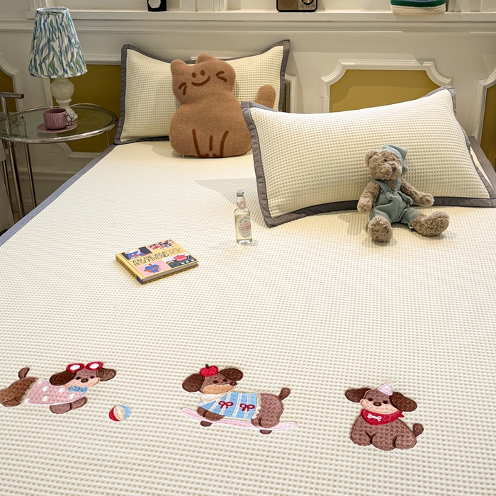 91家纺网 家纺一手货源 找家纺 沐慕 2025新款绣花PE凉感豆豆凉席席子 三只腊肠狗-米