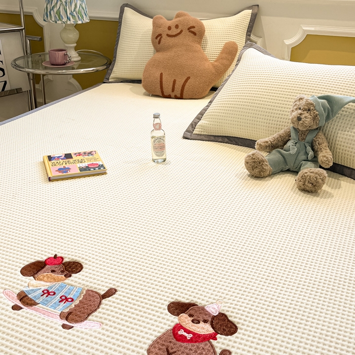 91家纺网 家纺一手货源 找家纺 沐慕 2025新款绣花PE凉感豆豆凉席席子 三只腊肠狗-米