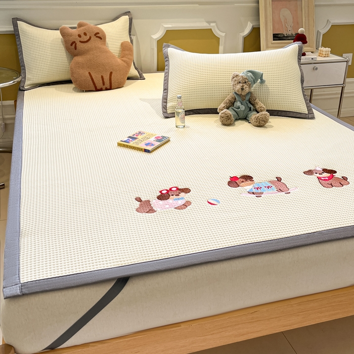 91家纺网 家纺一手货源 找家纺 沐慕 2025新款绣花PE凉感豆豆凉席席子 三只腊肠狗-米