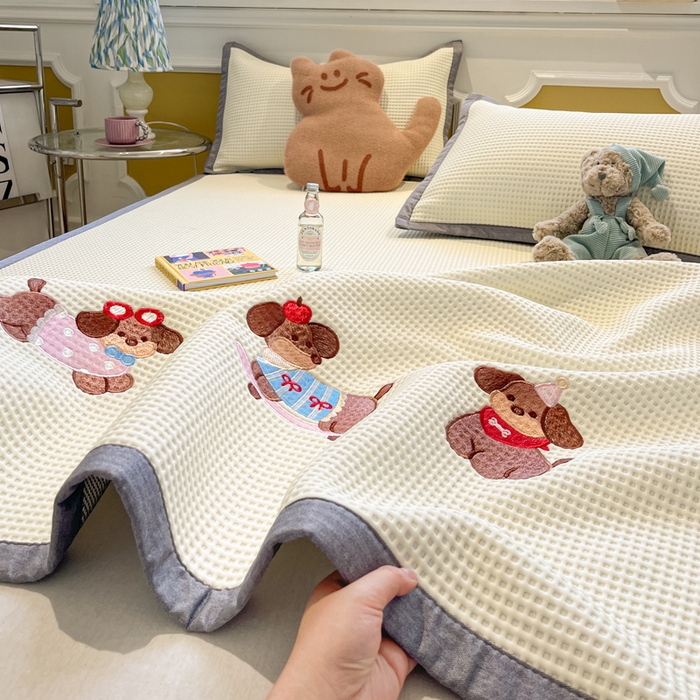 91家纺网 家纺一手货源 找家纺 沐慕 2025新款绣花PE凉感豆豆凉席席子 三只腊肠狗-米