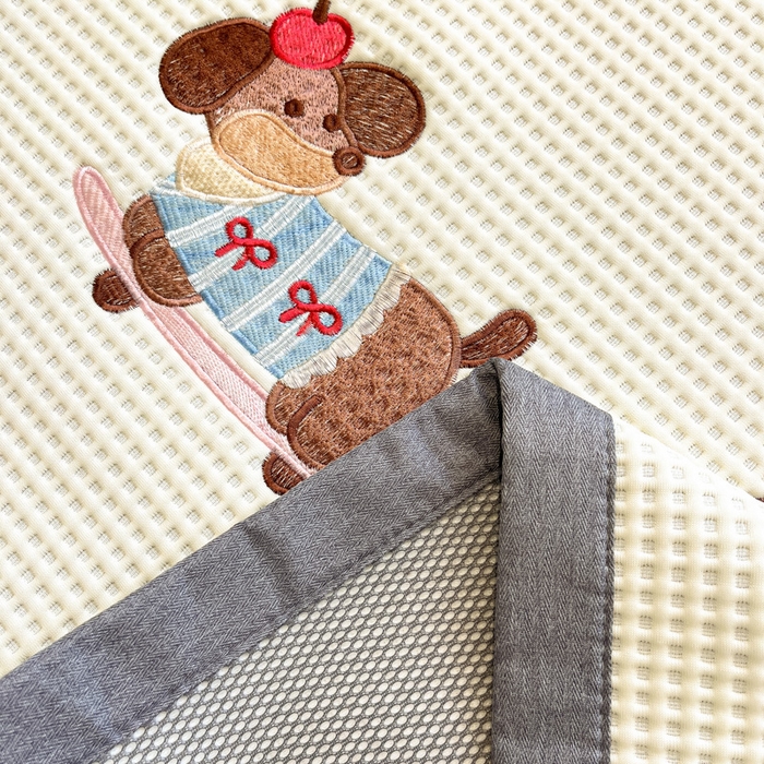 91家纺网 家纺一手货源 找家纺 沐慕 2025新款绣花PE凉感豆豆凉席席子 三只腊肠狗-米