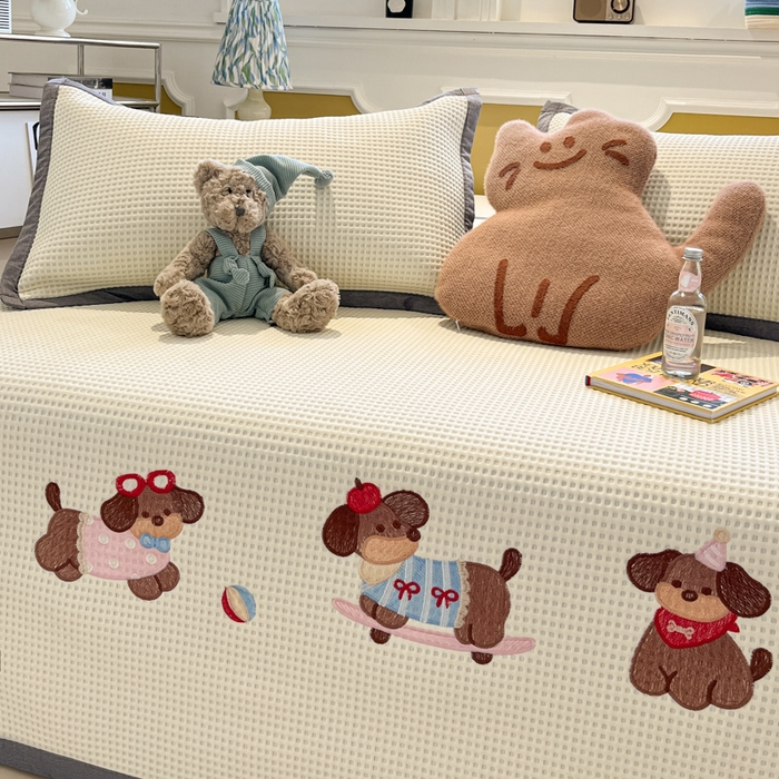 91家纺网 家纺一手货源 找家纺 沐慕 2025新款绣花PE凉感豆豆凉席席子 三只腊肠狗-米