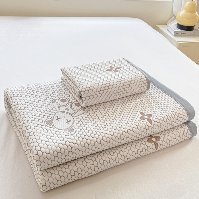 91家纺网 家纺一手货源 找家纺 梦初语 2025夏季新款冰丝凉感豆豆凉席床垫夏天学生宿舍可水洗单人席子凉席-直播爆款 暴力小熊-卡其