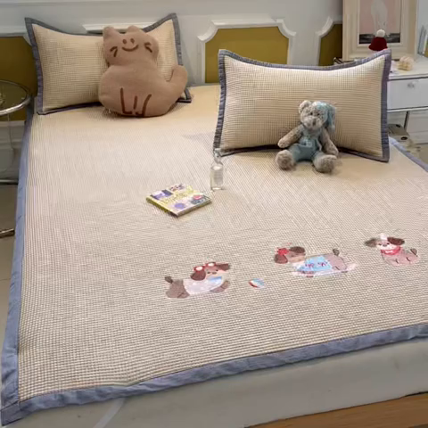 91家纺网 家纺一手货源 找家纺 沐慕 2025新款绣花PE凉感豆豆凉席席子 三只腊肠狗-咖