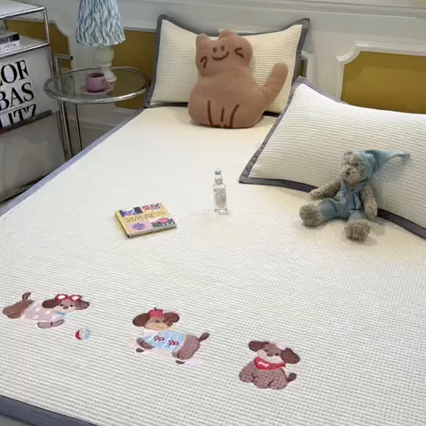 91家纺网 家纺一手货源 找家纺 沐慕 2025新款绣花PE凉感豆豆凉席席子 三只腊肠狗-米