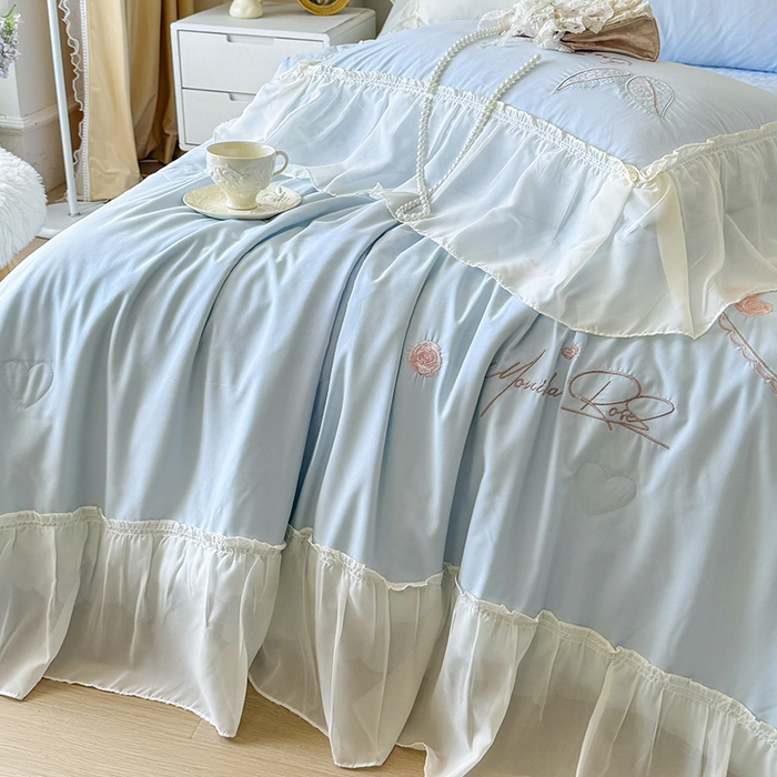 91家纺网 家纺一手货源 找家纺 宅家居 2025新款法式花边浪漫花卉爱心刺绣绗绣床盖夏被夏凉被空调被四件套-玫瑰之恋 玫瑰之恋-浅蓝