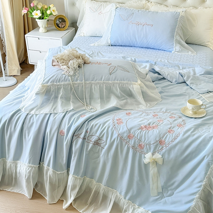 91家纺网 家纺一手货源 找家纺 宅家居 2025新款法式花边浪漫花卉爱心刺绣绗绣床盖夏被夏凉被空调被四件套-玫瑰之恋 玫瑰之恋-浅蓝