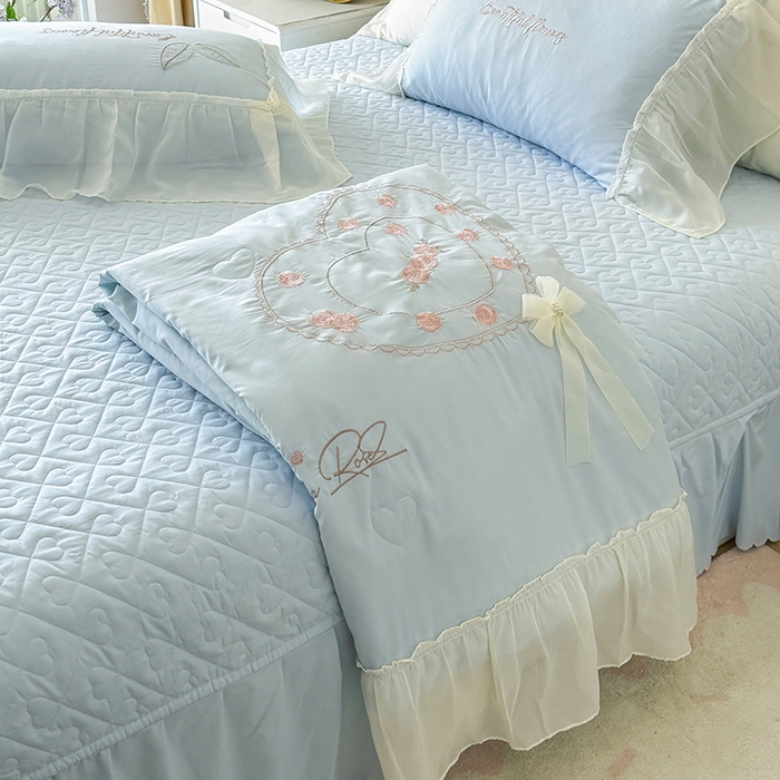 91家纺网 家纺一手货源 找家纺 宅家居 2025新款法式花边浪漫花卉爱心刺绣绗绣床盖夏被夏凉被空调被四件套-玫瑰之恋 玫瑰之恋-浅蓝