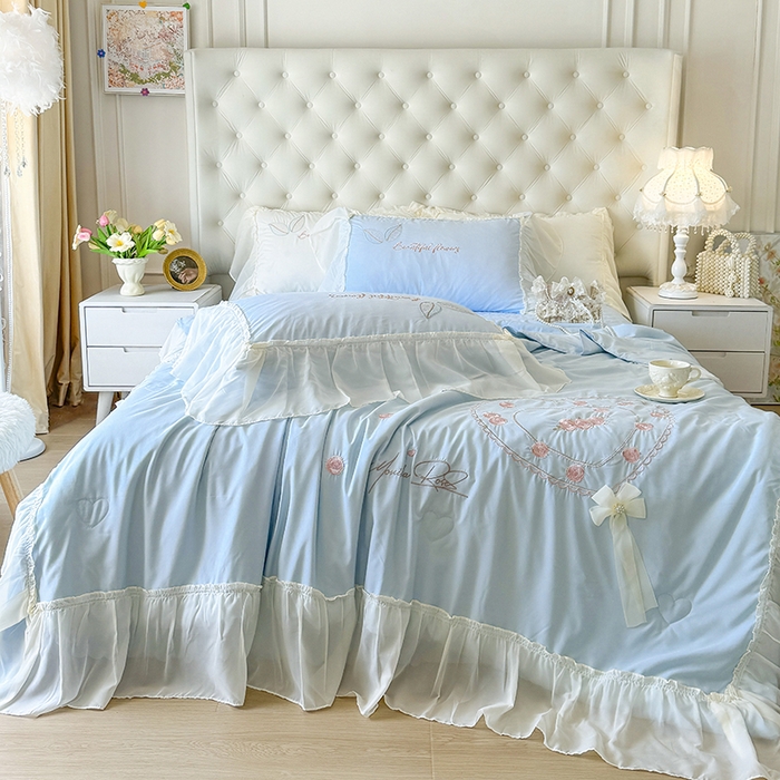 91家纺网 家纺一手货源 找家纺 宅家居 2025新款法式花边浪漫花卉爱心刺绣绗绣床盖夏被夏凉被空调被四件套-玫瑰之恋 玫瑰之恋-浅蓝