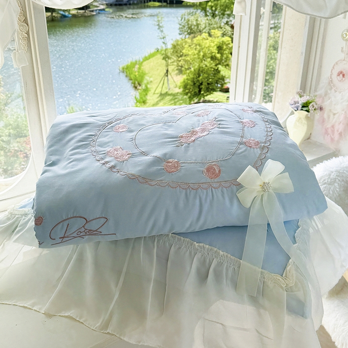 91家纺网 家纺一手货源 找家纺 宅家居 2025新款法式花边浪漫花卉爱心刺绣绗绣床盖夏被夏凉被空调被四件套-玫瑰之恋 玫瑰之恋-浅蓝