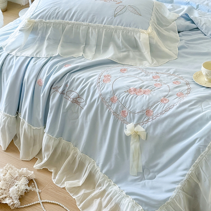 91家纺网 家纺一手货源 找家纺 宅家居 2025新款法式花边浪漫花卉爱心刺绣绗绣床盖夏被夏凉被空调被四件套-玫瑰之恋 玫瑰之恋-浅蓝