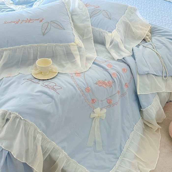 91家纺网 家纺一手货源 找家纺 宅家居 2025新款法式花边浪漫花卉爱心刺绣绗绣床盖夏被夏凉被空调被四件套-玫瑰之恋 玫瑰之恋-浅蓝
