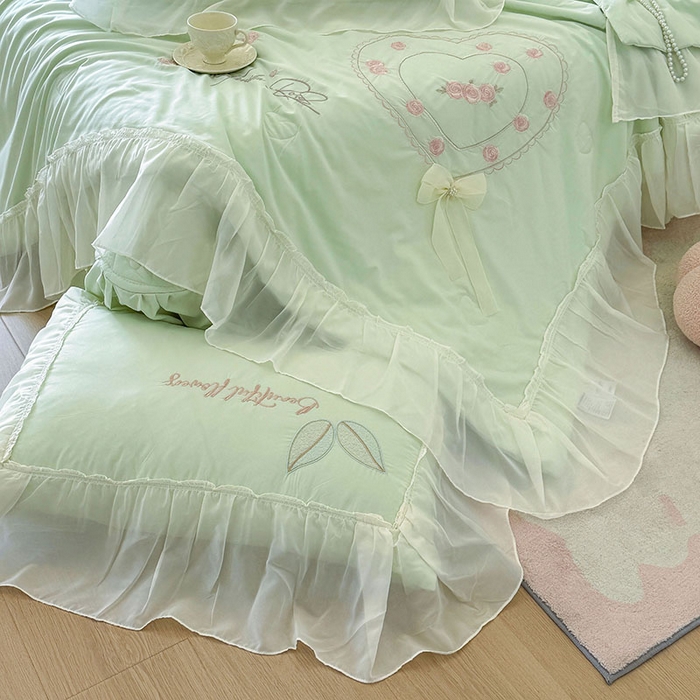 91家纺网 家纺一手货源 找家纺 宅家居 2025新款法式花边浪漫花卉爱心刺绣绗绣床盖夏被夏凉被空调被四件套-玫瑰之恋 玫瑰之恋-水绿