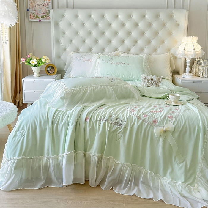 91家纺网 家纺一手货源 找家纺 宅家居 2025新款法式花边浪漫花卉爱心刺绣绗绣床盖夏被夏凉被空调被四件套-玫瑰之恋 玫瑰之恋-水绿