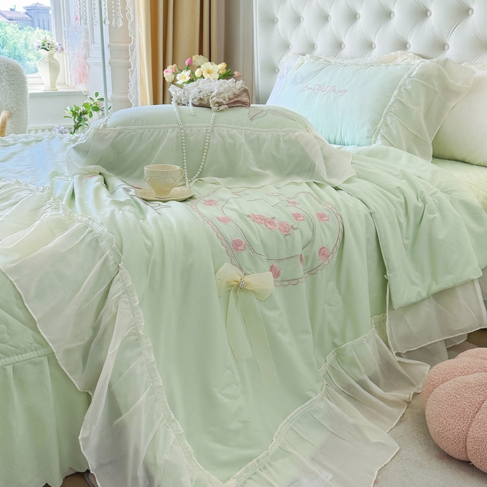 91家纺网 家纺一手货源 找家纺 宅家居 2025新款法式花边浪漫花卉爱心刺绣绗绣床盖夏被夏凉被空调被四件套-玫瑰之恋 玫瑰之恋-水绿