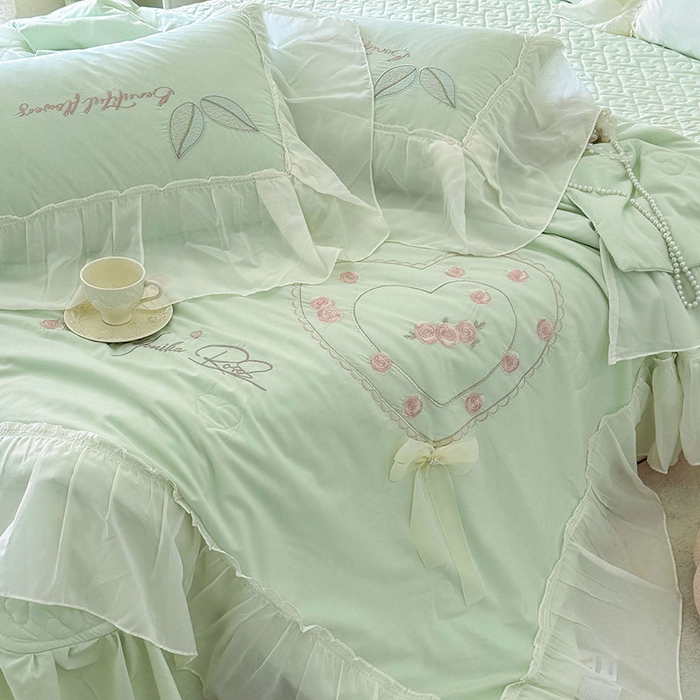 91家纺网 家纺一手货源 找家纺 宅家居 2025新款法式花边浪漫花卉爱心刺绣绗绣床盖夏被夏凉被空调被四件套-玫瑰之恋 玫瑰之恋-水绿