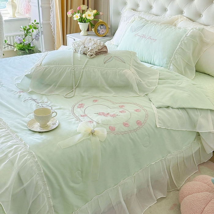 91家纺网 家纺一手货源 找家纺 宅家居 2025新款法式花边浪漫花卉爱心刺绣绗绣床盖夏被夏凉被空调被四件套-玫瑰之恋 玫瑰之恋-水绿