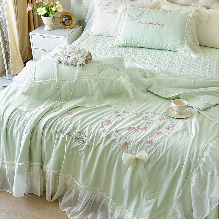 91家纺网 家纺一手货源 找家纺 宅家居 2025新款法式花边浪漫花卉爱心刺绣绗绣床盖夏被夏凉被空调被四件套-玫瑰之恋 玫瑰之恋-水绿