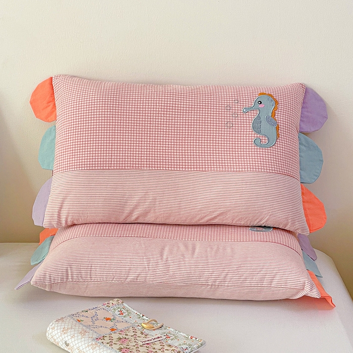 91家纺网 家纺一手货源 找家纺 卓昌枕芯 2025新款卡通全棉纯棉水洗棉儿童荞麦羽丝绒枕头枕芯可拆卸 粉格-海马 枕套加荞麦壳内胆30x50cm/只
